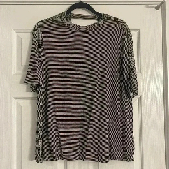 Striped Top with open back - Picture 3 of 3